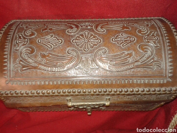 Antig&uuml;edades: ANTIGUO BAUL EN CUERO REPUJADO - Foto 2