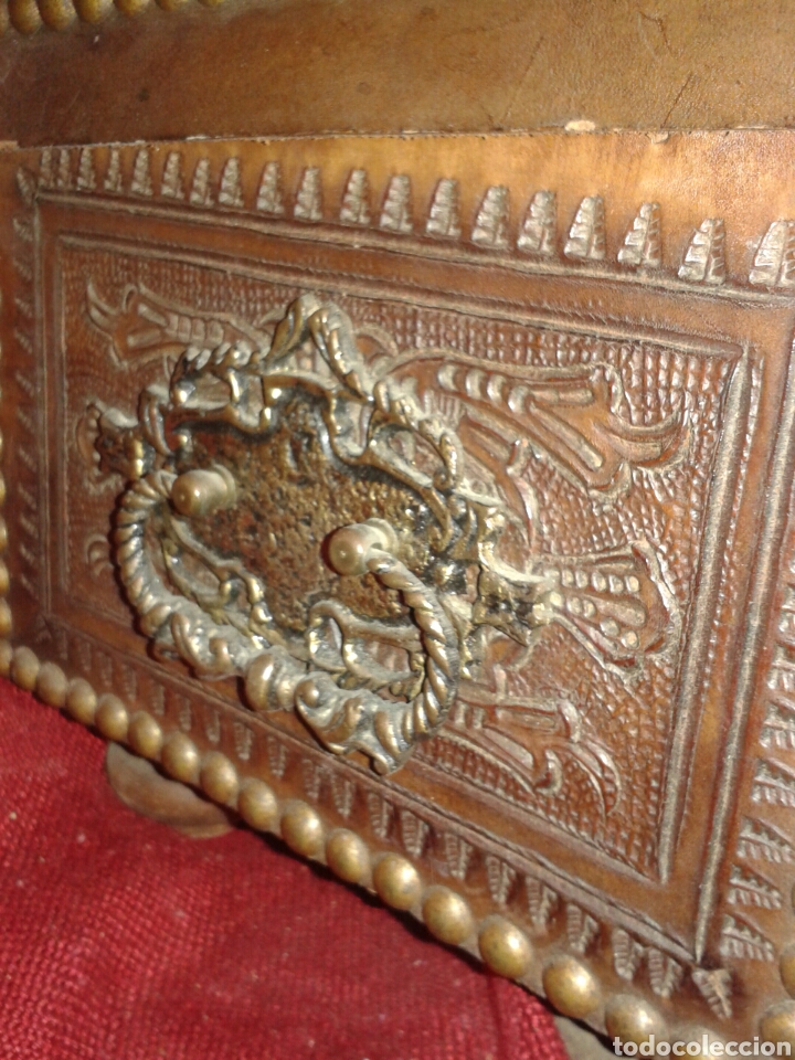 Antig&uuml;edades: ANTIGUO BAUL EN CUERO REPUJADO - Foto 5