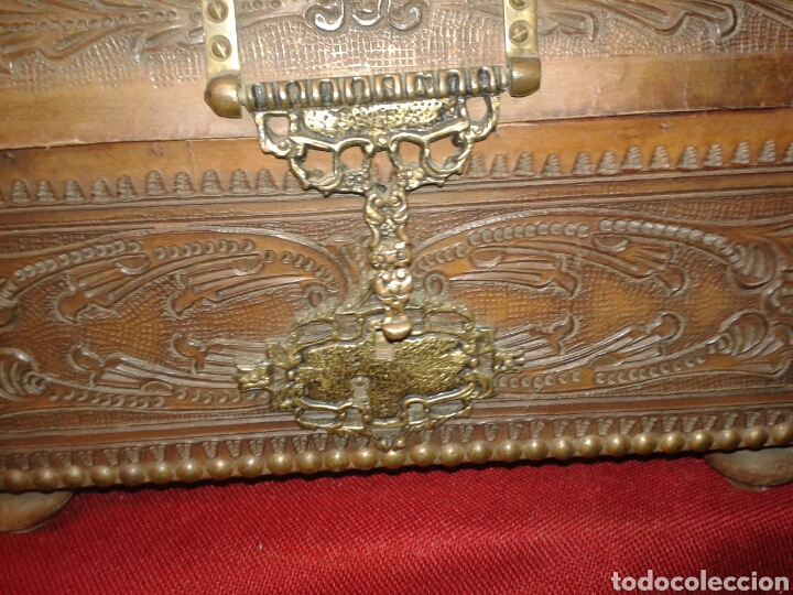 Antig&uuml;edades: ANTIGUO BAUL EN CUERO REPUJADO - Foto 6