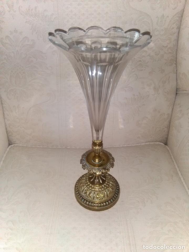 Antig&uuml;edades: antiguo violetero, centro de mesa pi&eacute; de bronce - Foto 1