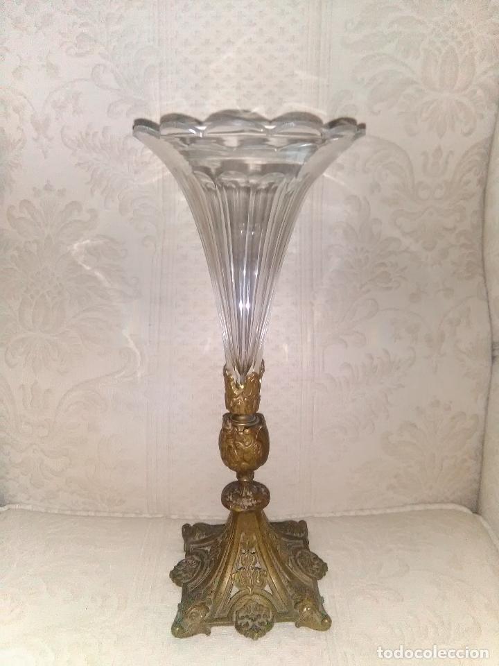 Antig&uuml;edades: antiguo jarr&oacute;n violetero tulipero centro de mesa base bronce - Foto 1