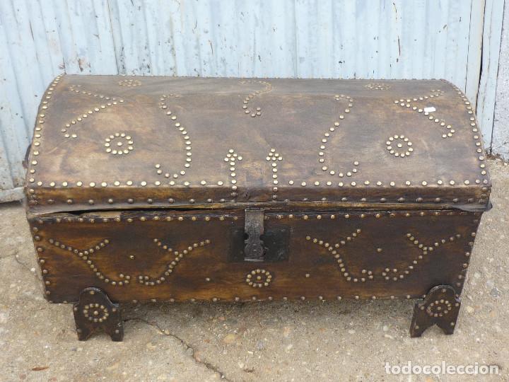 Antig&uuml;edades: ANTIGUO BAUL FORRADO CON PIEL DE CABRA - Foto 1