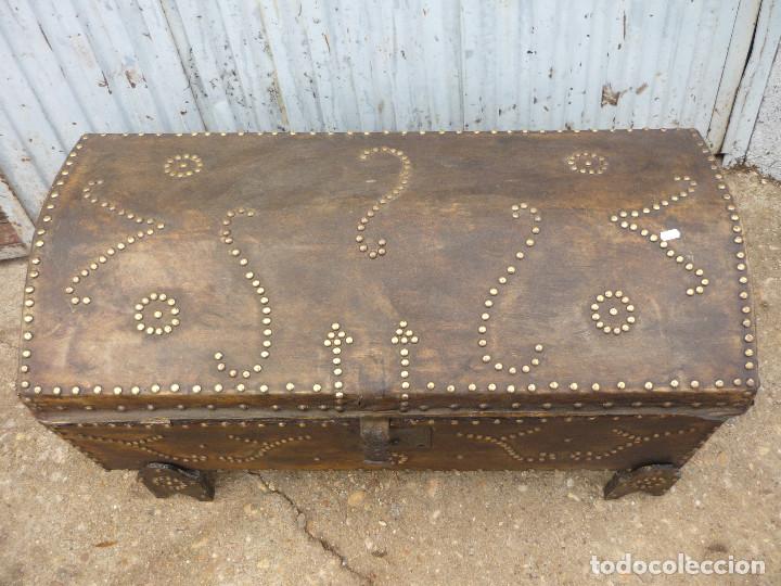 Antig&uuml;edades: ANTIGUO BAUL FORRADO CON PIEL DE CABRA - Foto 2