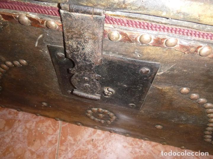 Antig&uuml;edades: ANTIGUO BAUL FORRADO CON PIEL DE CABRA - Foto 3