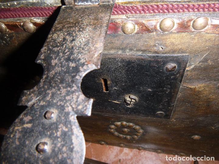 Antig&uuml;edades: ANTIGUO BAUL FORRADO CON PIEL DE CABRA - Foto 4
