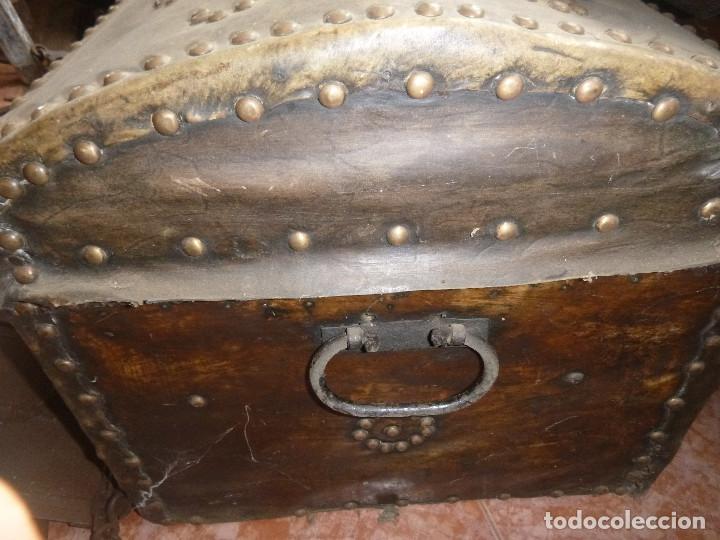 Antig&uuml;edades: ANTIGUO BAUL FORRADO CON PIEL DE CABRA - Foto 5
