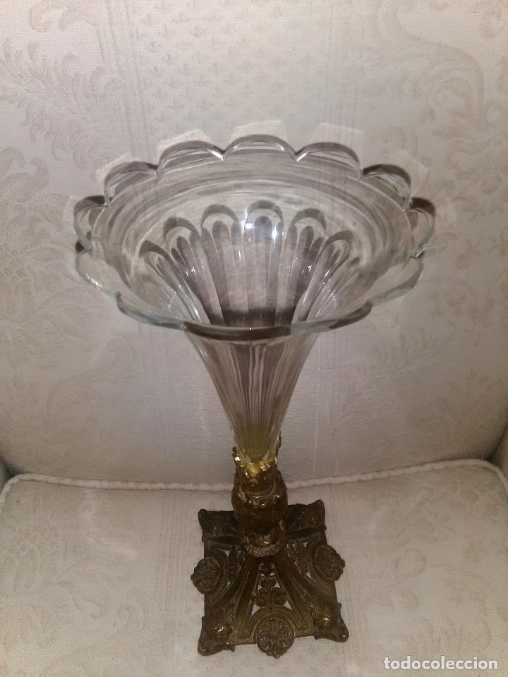 Antig&uuml;edades: antiguo jarr&oacute;n violetero tulipero centro de mesa base bronce - Foto 17