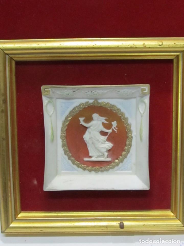 Antig&uuml;edades: CUADRO DE PORCELANA ESTILO CAMAFEO - Foto 1