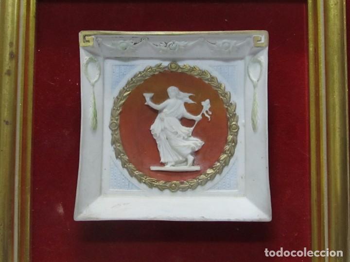 Antig&uuml;edades: CUADRO DE PORCELANA ESTILO CAMAFEO - Foto 2
