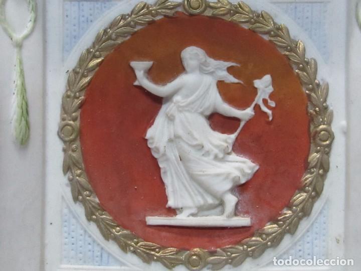 Antig&uuml;edades: CUADRO DE PORCELANA ESTILO CAMAFEO - Foto 4