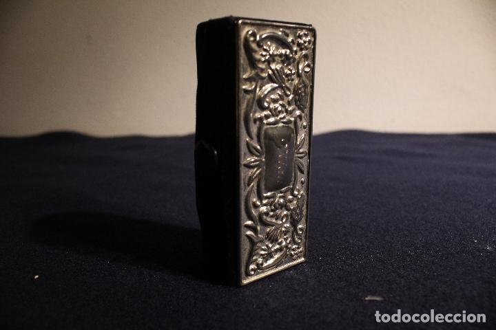 Antig&uuml;edades: caja de terciopelo y metal - Foto 4
