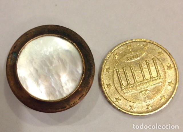 Antig&uuml;edades: ANTIGUO PIN DE NACAR Y METAL - Foto 1
