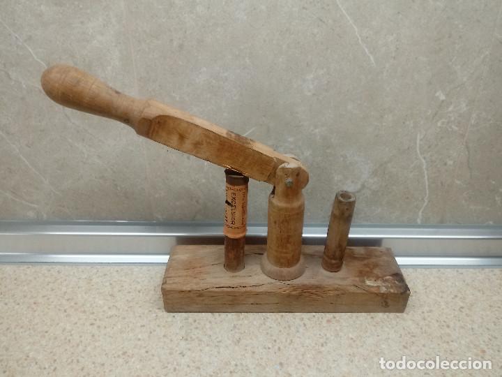 Antiquit&eacute;s: ANTIGUO CARGADOR Y SACA PISTONES DE CARTUCHOS DEL 12 TALLADO EN MADERA * PERFECTO * PARA CAZA,