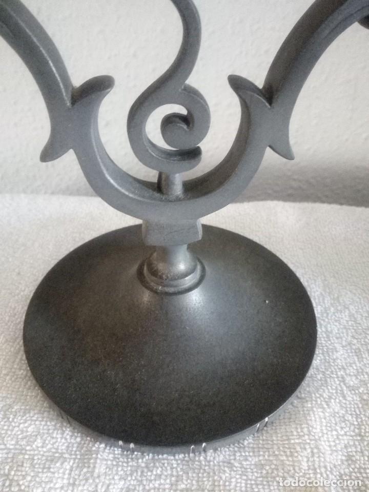 Antig&uuml;edades: Pareja de candelabros de est&ntilde;o - Foto 4