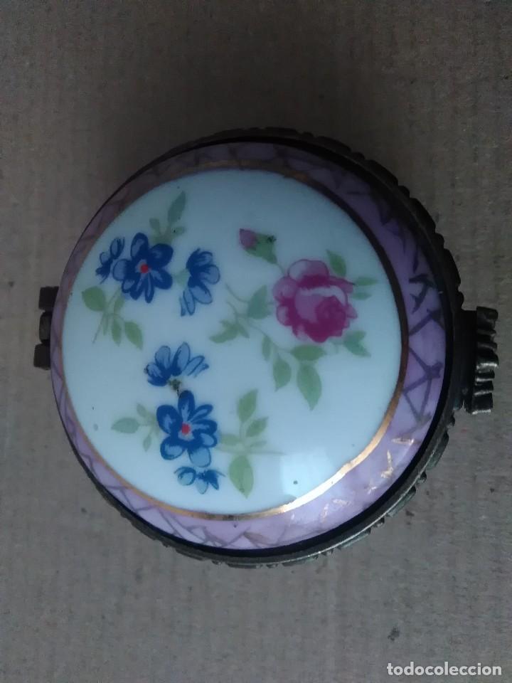 Antig&uuml;edades: Caja porcelana y bronce - Foto 3
