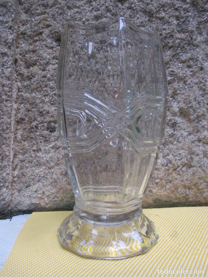 Antiques: VASO FLORERO BUCARO VIDRIO - 19CM ALTO, 740GR, BOCA HEXAGONAL DE 9CM, SIN SE&Ntilde;ALES USO. HACIA 1960