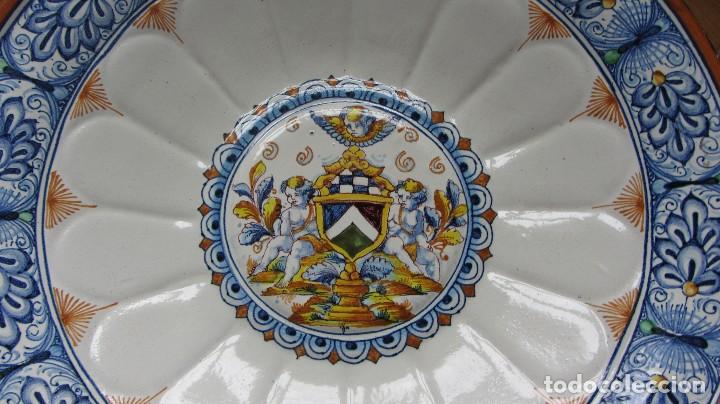 Antig&uuml;edades: GRAN PLATO DE CERAMICA TRIANA - Foto 2