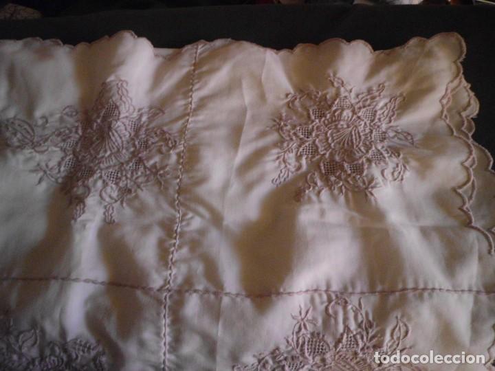 Antig&uuml;edades: Mantel bordado con 6 servilletas - Foto 1