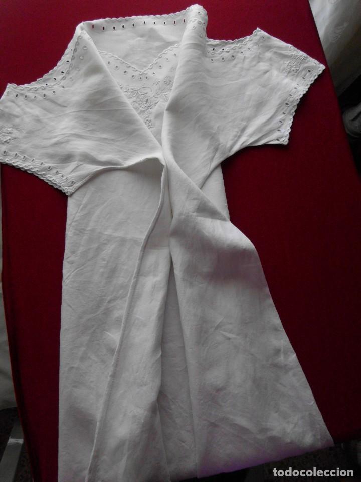Antig&uuml;edades: Antiguo camis&oacute;n de hilo bordado - Foto 2
