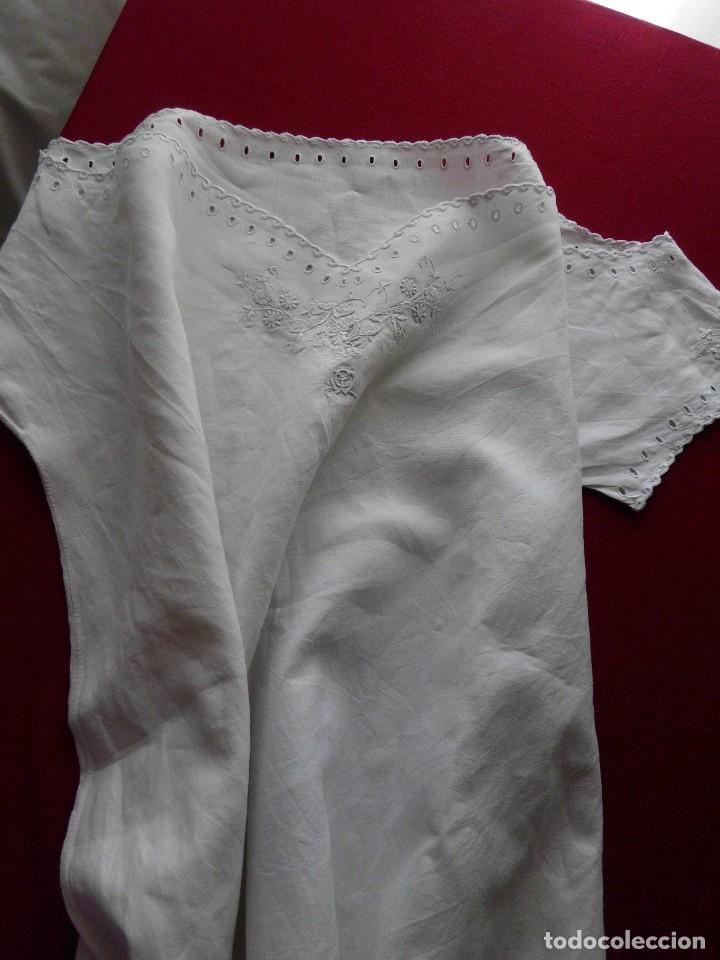 Antig&uuml;edades: Antiguo camis&oacute;n de hilo bordado - Foto 4