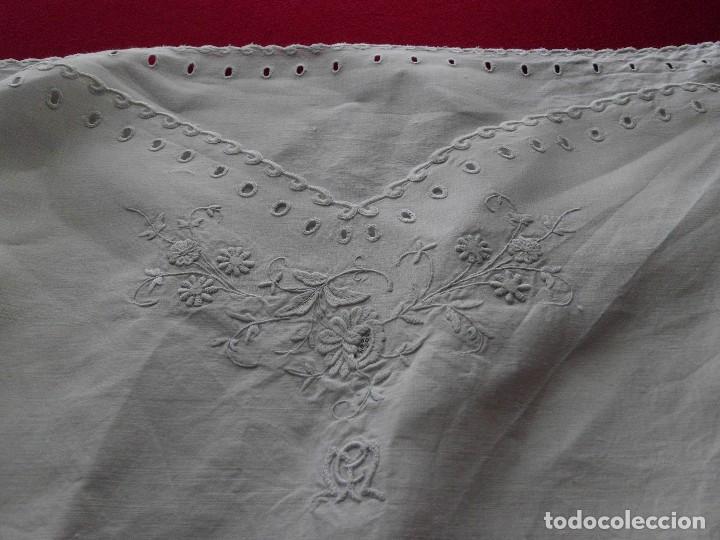 Antig&uuml;edades: Antiguo camis&oacute;n de hilo bordado - Foto 3