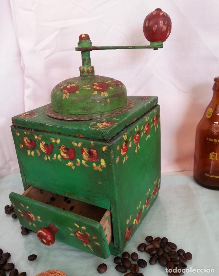 Molinillo de caf&eacute;. Vintage. Decorado a mano