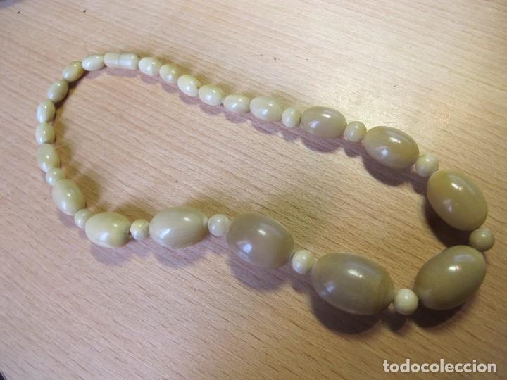 Antiquit&eacute;s: Collar Vintage tallado en cuerno o asta.