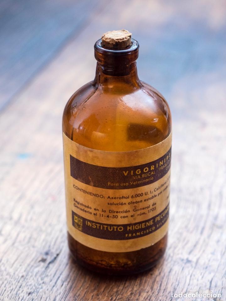 Antig&uuml;edades: Frasco de cristal Vigorinipe A-D-E para ganado - Foto 1