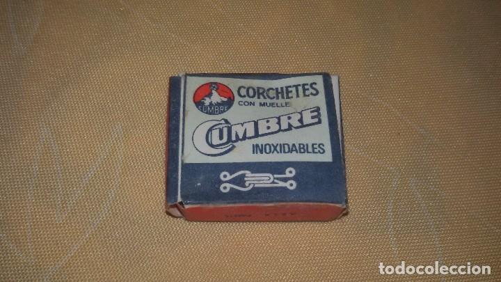 Antig&uuml;edades: ANTIGUA CAJA DE CORCHETES CUMBRE - CON CORCHETES - Foto 1