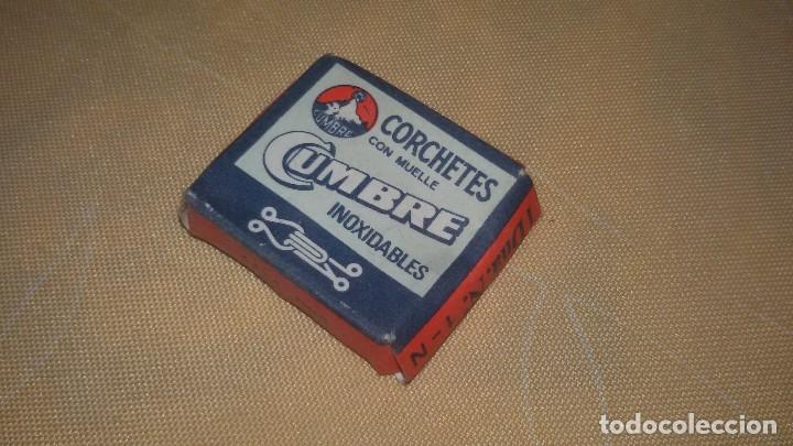 Antig&uuml;edades: ANTIGUA CAJA DE CORCHETES CUMBRE - CON CORCHETES - Foto 3