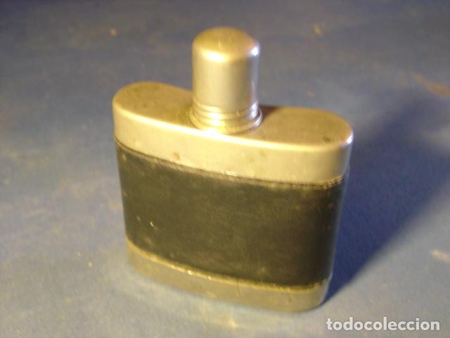 Antiguidades: Petaca de bolsillo en metal forrado de piell. 10x11cm. m&aacute;s doble tap&oacute;n 3,5cm