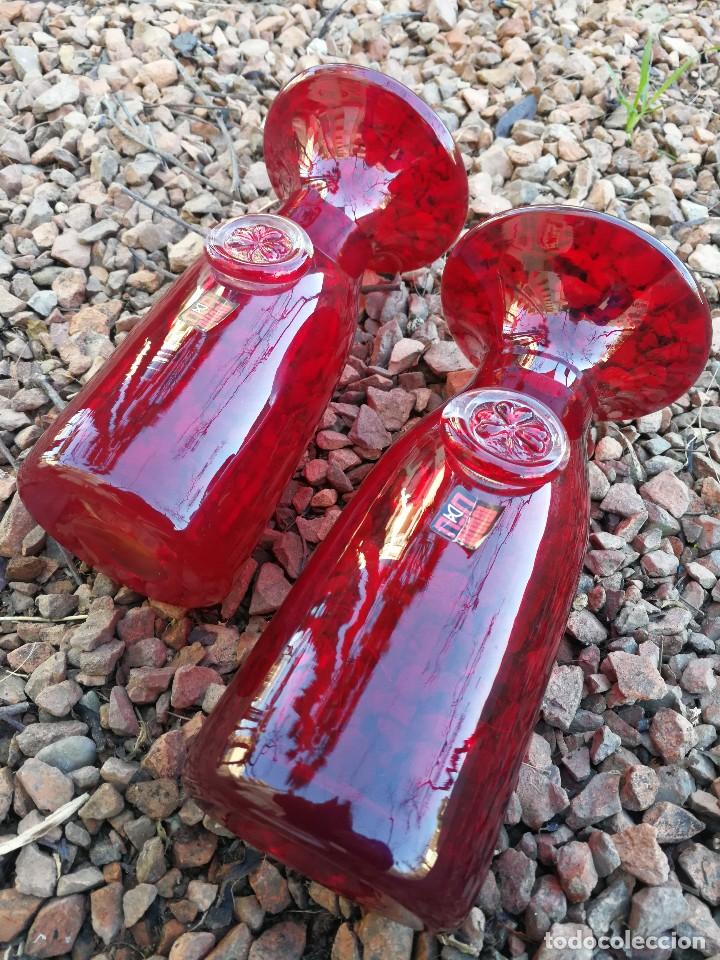 Antiguidades: PRECIOSOS DECANTADORES DE VINO DE CRISTAL ROJO CON ETIQUETA FABRICANTE CAISCA (MADE IN SPAIN).