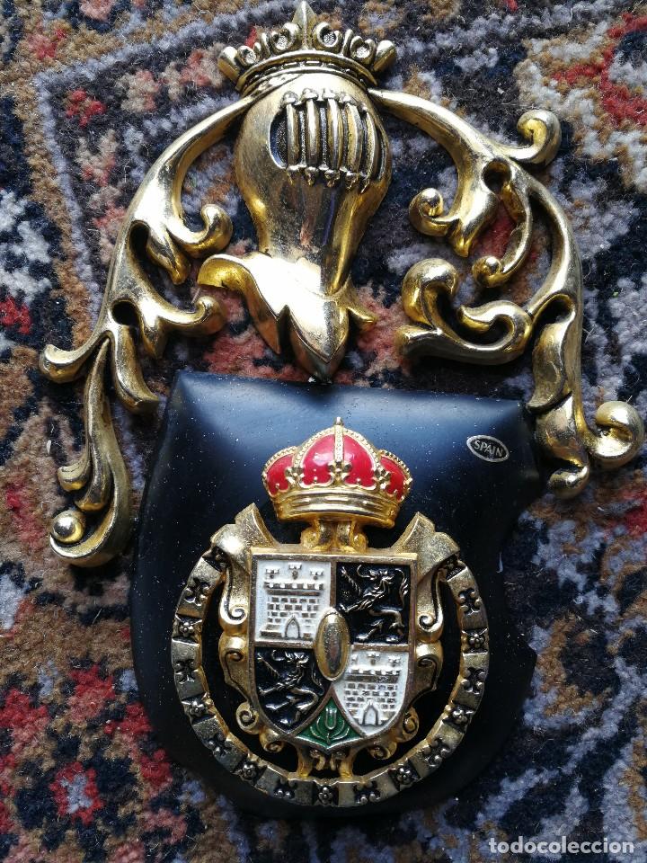 Antiquit&eacute;s: BONITA METOPA CON EL ESCUDO HER&Aacute;LDICO DE LA CIUDAD DE TOLEDO DE LAT&Oacute;N, MIDE 22'5 CM.