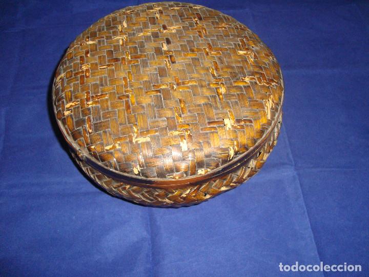 Antig&uuml;edades: ANTIGUA CESTA NECESER DE BAMB&Uacute; 24 CM DE DIAMETRO - Foto 1