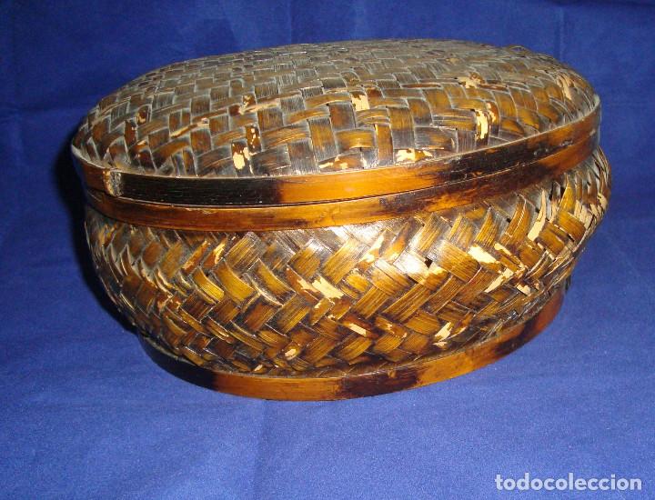 Antig&uuml;edades: ANTIGUA CESTA NECESER DE BAMB&Uacute; 24 CM DE DIAMETRO - Foto 2