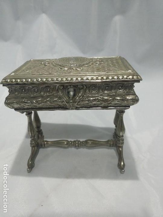 Antig&uuml;edades: Joyero de calamina plateada.Repujado - Foto 2