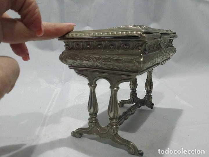 Antig&uuml;edades: Joyero de calamina plateada.Repujado - Foto 4
