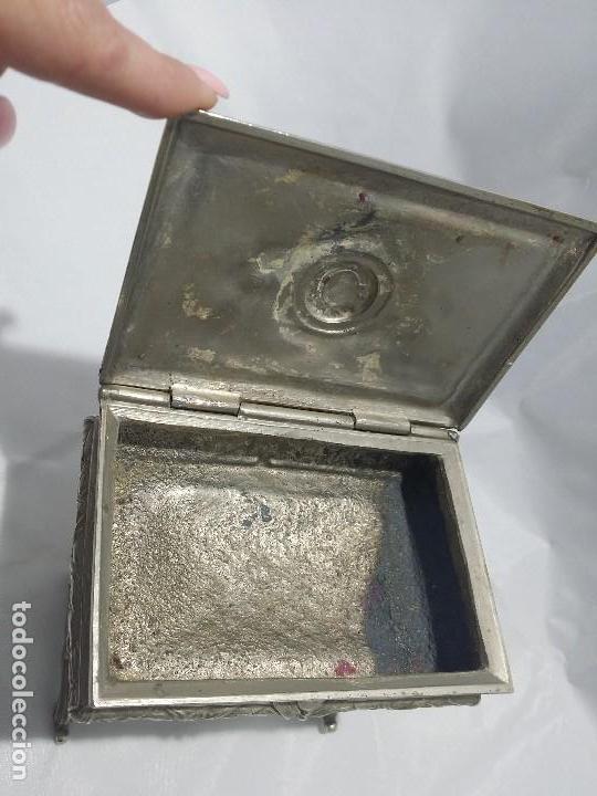Antig&uuml;edades: Joyero de calamina plateada.Repujado - Foto 6