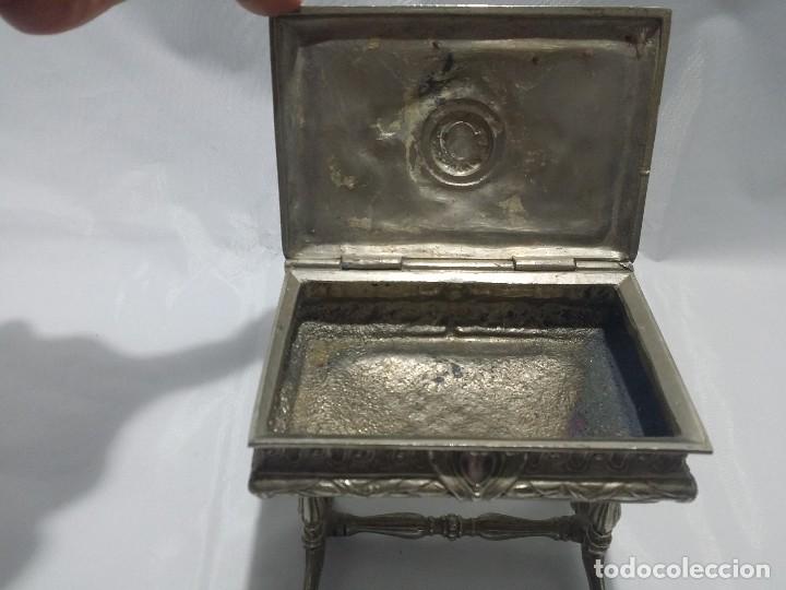 Antig&uuml;edades: Joyero de calamina plateada.Repujado - Foto 7