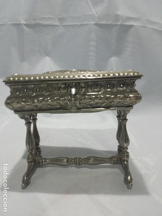 Antig&uuml;edades: Joyero de calamina plateada.Repujado