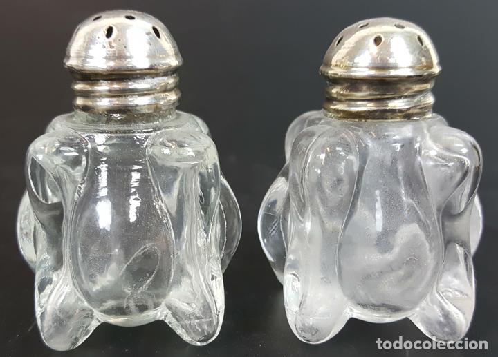 Antiguidades: PAREJA DE SALEROS DE CRISTAL PRENSADO. TAPONES DE PLATA. CIRCA 1960.