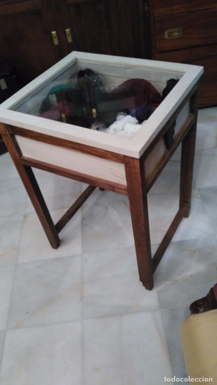 Antig&uuml;edades: MESA EXPOSITORA EN MADERA DE CASTA&Ntilde;O - Foto 2