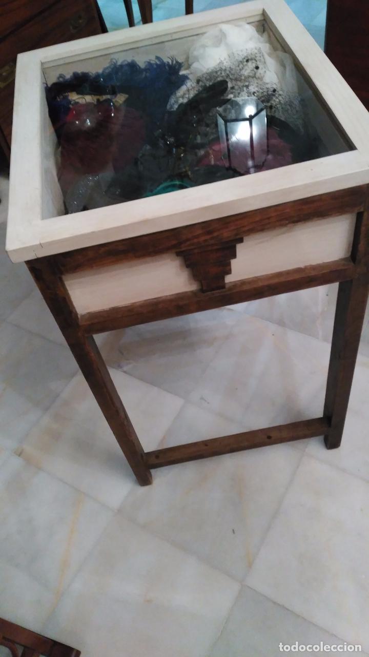 Antig&uuml;edades: MESA EXPOSITORA EN MADERA DE CASTA&Ntilde;O - Foto 3