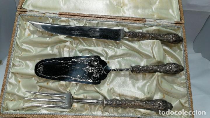 Antig&uuml;edades: Estuche de 3 piezas de trinchar plateadas.
