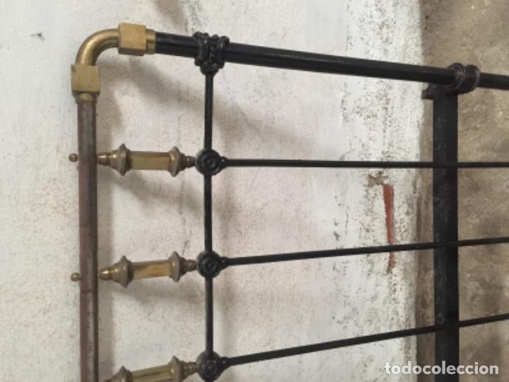 Antig&uuml;edades: Cabezal y pie de cama antigua - Foto 2