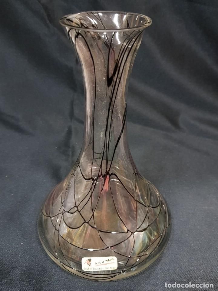 Antiquit&eacute;s: Jarr&oacute;n soplado a mano en tonos lila y verdes cambiantes.