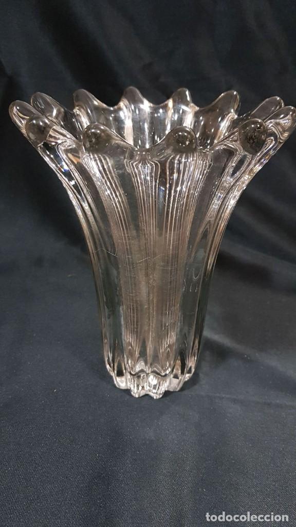 Antiquit&eacute;s: Antiguo jarr&oacute;n de cristal sonoro y muy pesado.