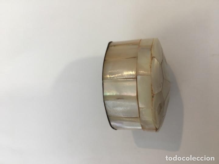 Antig&uuml;edades: Caja recubierta de n&aacute;car y base de bronce interior de madera - Foto 2