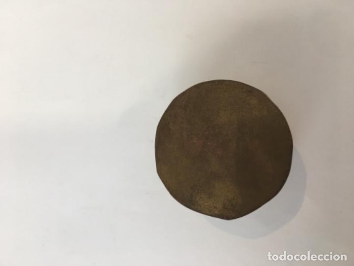 Antig&uuml;edades: Caja recubierta de n&aacute;car y base de bronce interior de madera - Foto 4