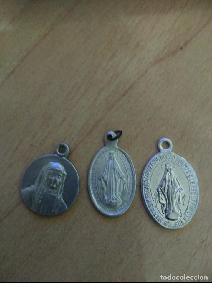 Antig&uuml;edades: tres medallitas religiosas - Foto 1